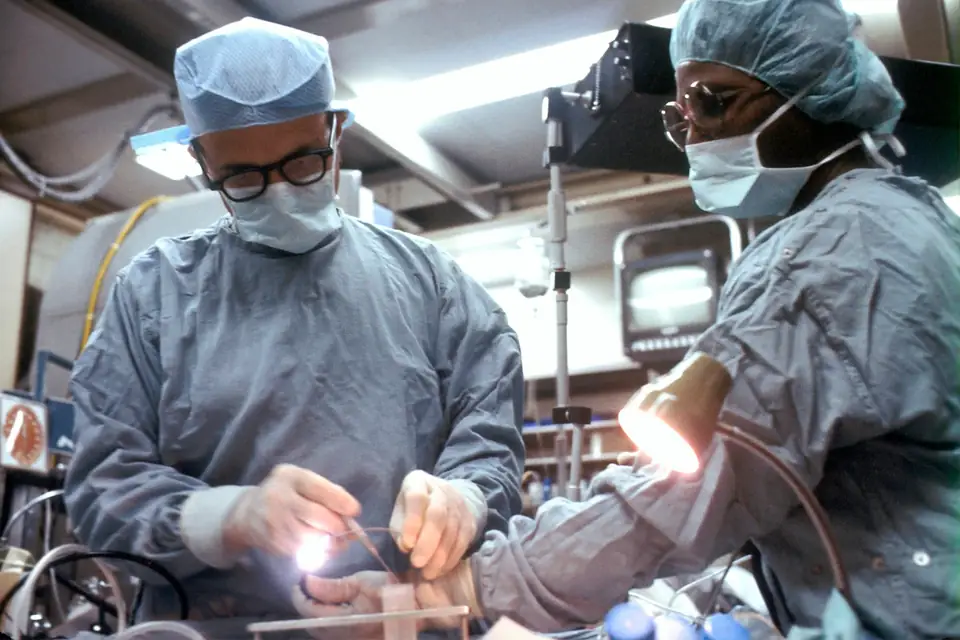 Equipe médica durante uma cirurgia